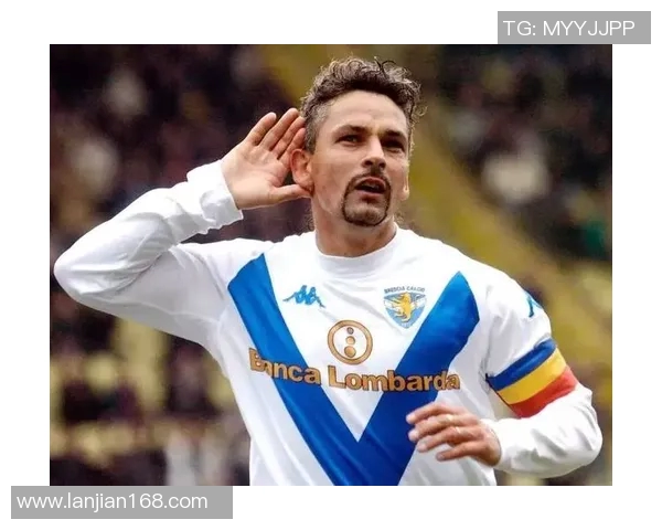 女生们热情模仿足球明星庆祝动作展现青春活力与运动魅力