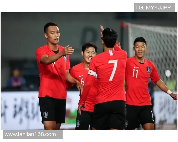 国足对阵黄喜灿的精彩表现引发热议球迷期待未来比赛的精彩对决